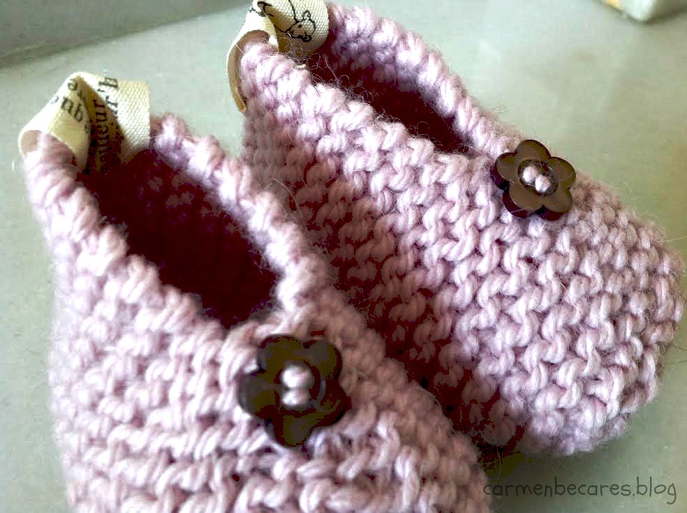 TUTORIAL. PATUCOS BEBE CON BOT N dos agujas . BABY BOOTIES